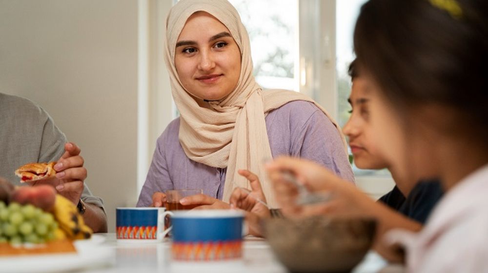 Wanita sedang makan.