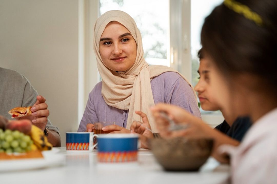 Wanita sedang makan.