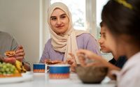 Wanita sedang makan.