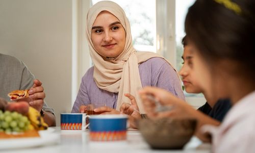 Wanita sedang makan.