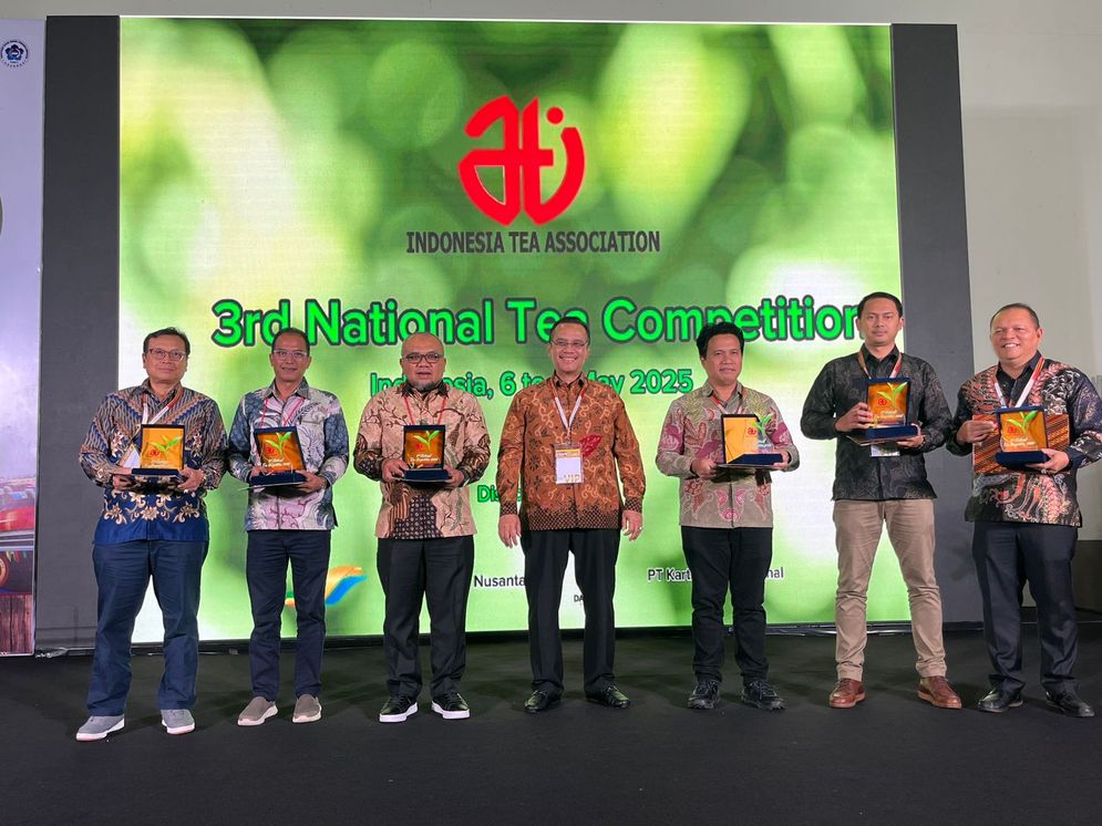 Dua varian teh unggulan dari Pabrik Teh Gunung Dempo, yang dikelola oleh PTPN I Regional 7 Kebun Pagar Alam, Sumatra Selatan, meraih prestasi membanggakan pada ajang Kompetisi Nasional Teh Ke-3 Tahun 2025 (3rd National Tea Competition 2025).