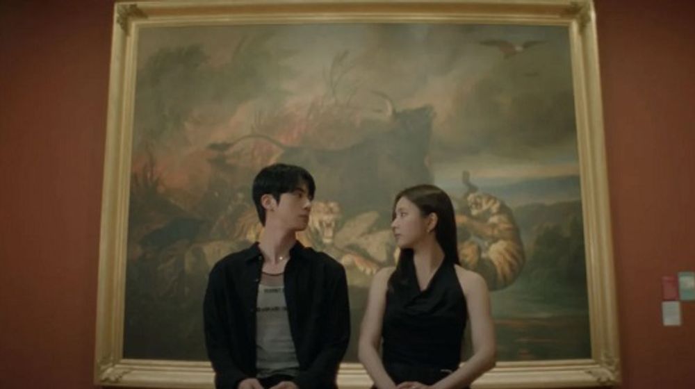 Jin dan Shin Se Kyung di National Gallery Singapore dalam video musik ‘Don’t Say You Love Me.’