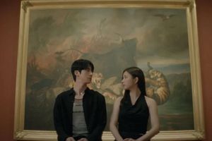 Jin dan Shin Se Kyung di National Gallery Singapore dalam video musik ‘Don’t Say You Love Me.’