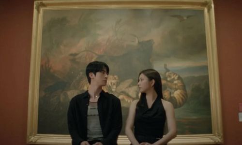 Jin dan Shin Se Kyung di National Gallery Singapore dalam video musik ‘Don’t Say You Love Me.’