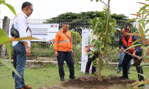 Penanaman pohon secara serentak di wilayah KAI Daop 6 Yogyakarta.jpg