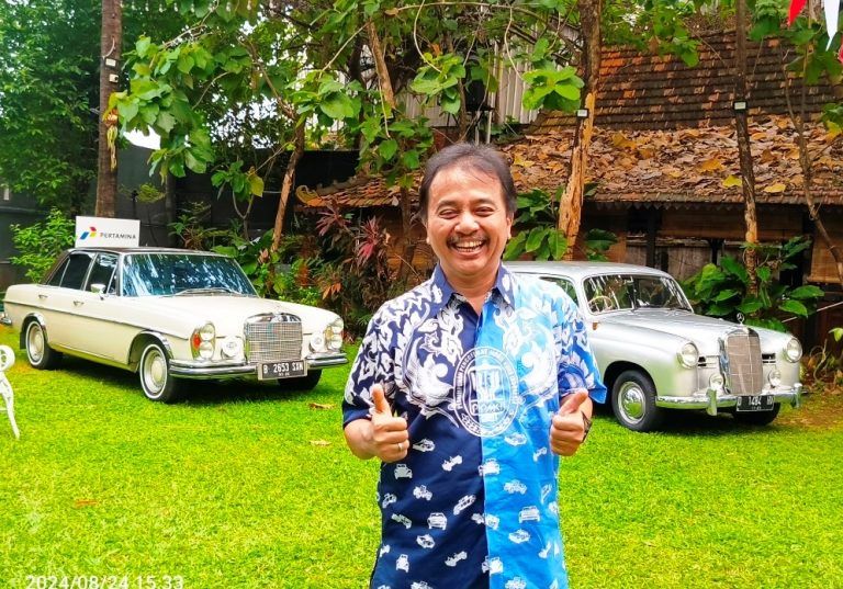Roy Suryo dengan koleksi Mercedes-Benz-nya.