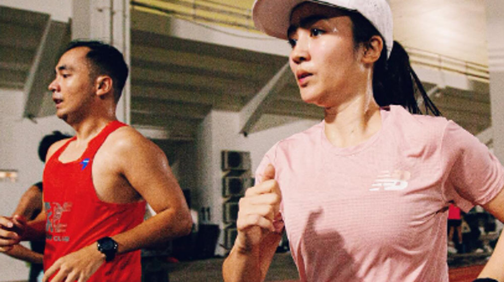 Febby Rastanty ikut lari maraton.