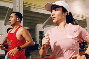 Febby Rastanty ikut lari maraton.