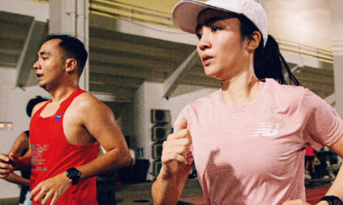 Febby Rastanty ikut lari maraton.