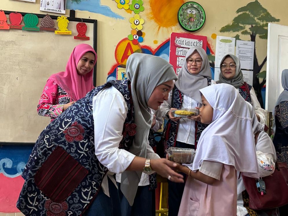 Ucapan salam Nana Tuhu Bangun kepada puluhan siswa TK IKBI Tulung Buyut menjadi pembuka rangkaian acara Program Pemberian Makanan Tambahan (PMT) IKBI PTPN I Regional 7 di Kebun Tulung Buyut, Jumat (23/5/2025).