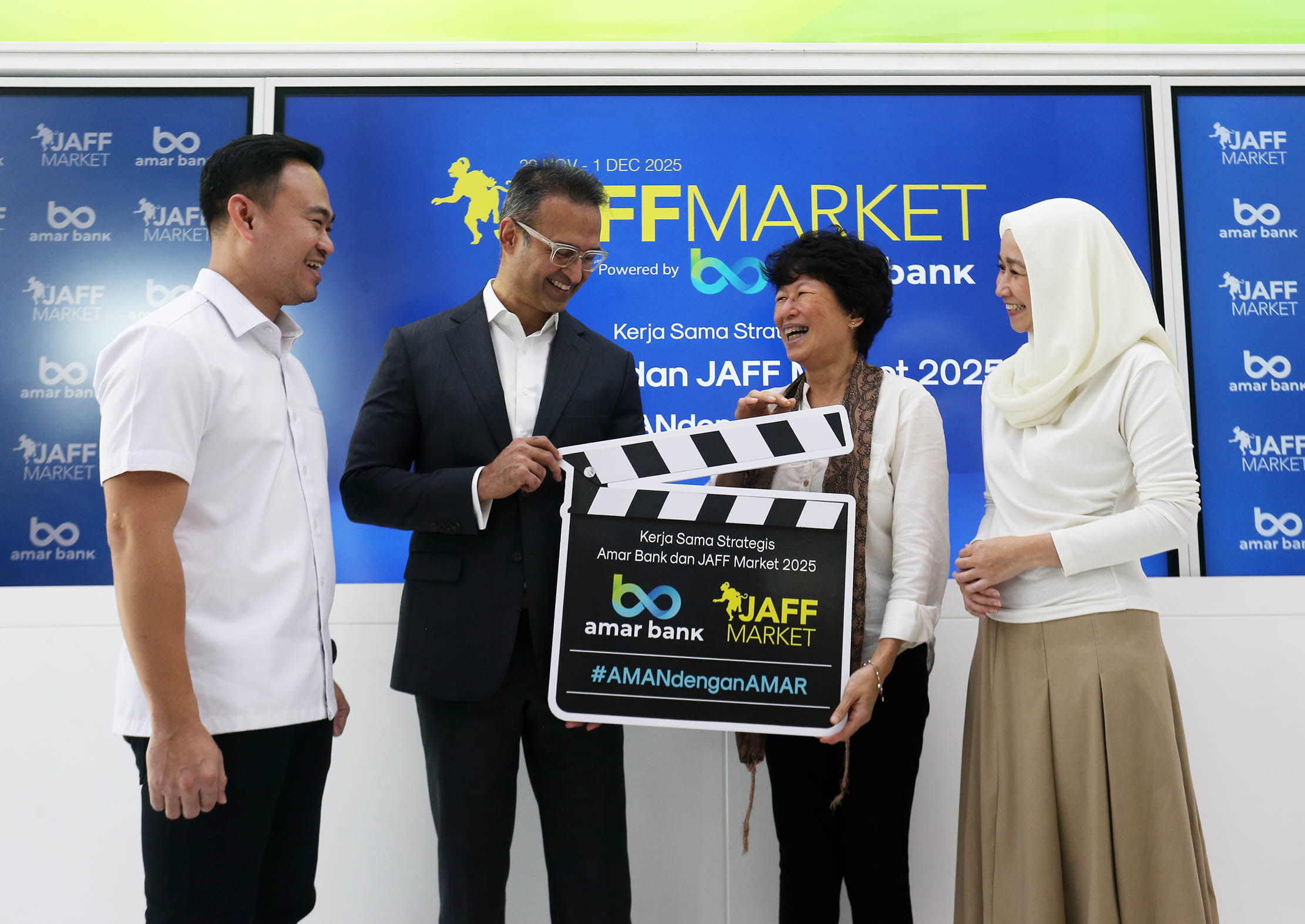 Presiden Direktur Amar Bank, Vishal Tulsian (kedua kiri) bersama Direktur Utama JAFF Market, Linda Gozali (kedua kanan) beserta Senior Vice President MSME Amar Bank
Joshua Sloane (kiri) serta Business Director JAFF Market Sekarini Seruni (kanan) berbincang usai meresmikan kolaborasi strategis antara Amar Bank dan JAFF Market 2025. Foto : Panji Asmoro/TrenAsia