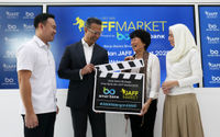 Presiden Direktur Amar Bank, Vishal Tulsian (kedua kiri) bersama Direktur Utama JAFF Market, Linda Gozali (kedua kanan) beserta Senior Vice President MSME Amar Bank 
Joshua Sloane (kiri) serta Business Director JAFF Market Sekarini Seruni (kanan) berbincang usai meresmikan kolaborasi strategis antara Amar Bank dan JAFF Market 2025. Foto : Panji Asmoro/TrenAsia 