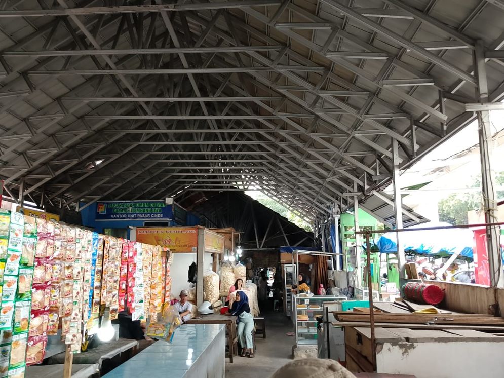 Suasana pedagang yang menempati kios sementara di lahan parkir Pasar Cinde Palembang
