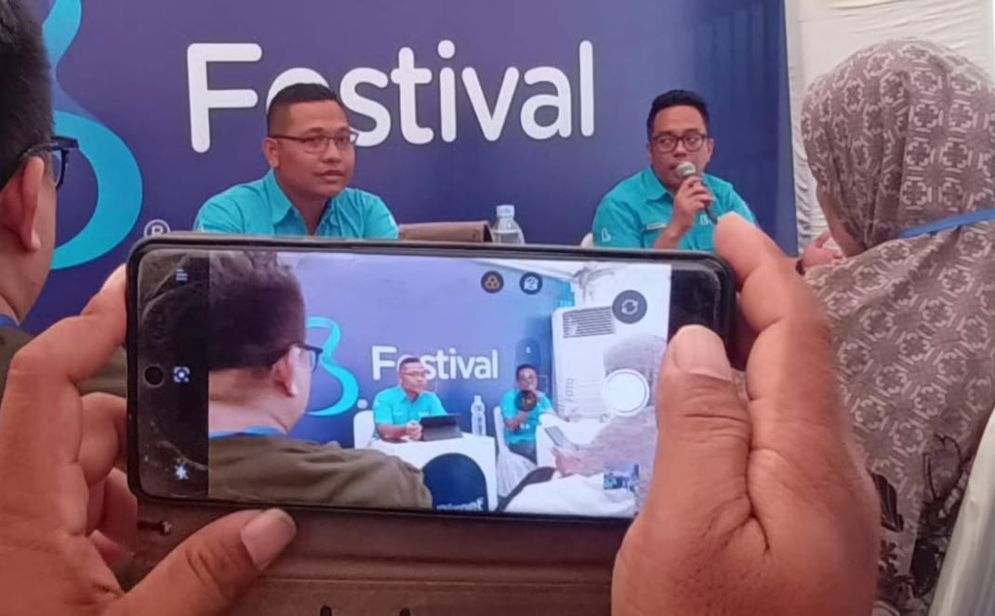 Senior Manager Marketing Biznet, Adrianto Sulistyo (kanan) dan Senior Manager Territory West Biznet, Dedi Riyanto (kiri) menjelaskan komitmen Biznet dalam memperkecil kesenjangan digital di Indonesia dan beragam kegiatan pada Biznet Festival dan Biznet Fun Run, di Palembang, Sabtu (24/5/2025).