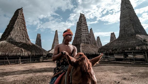 Mengintip Pesona Kampung Adat Ratenggaro di Bumi Sandalwood