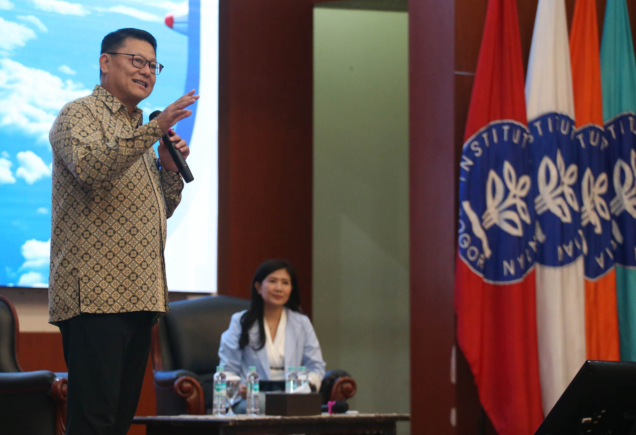 Direktur BCA John Kosasih saat memberikan kuliah umum BCA Berbagi Ilmu di Kampus IPB Kabupaten Bogor. Dalam acara ini, para mahasiswa diajak untuk memahami pentingnya memiliki fleksibilitas, kreativitas, dan semangat berkolaborasi untuk meraih kesuksesan seperti BCA dengan senantiasa belajar, beradaptasi, dan berinovasi untuk menghadirkan solusi keuangan terbaik bagi nasabah. Senin 26 Mei 2025. Foto : Panji Asmoro/TrenAsia