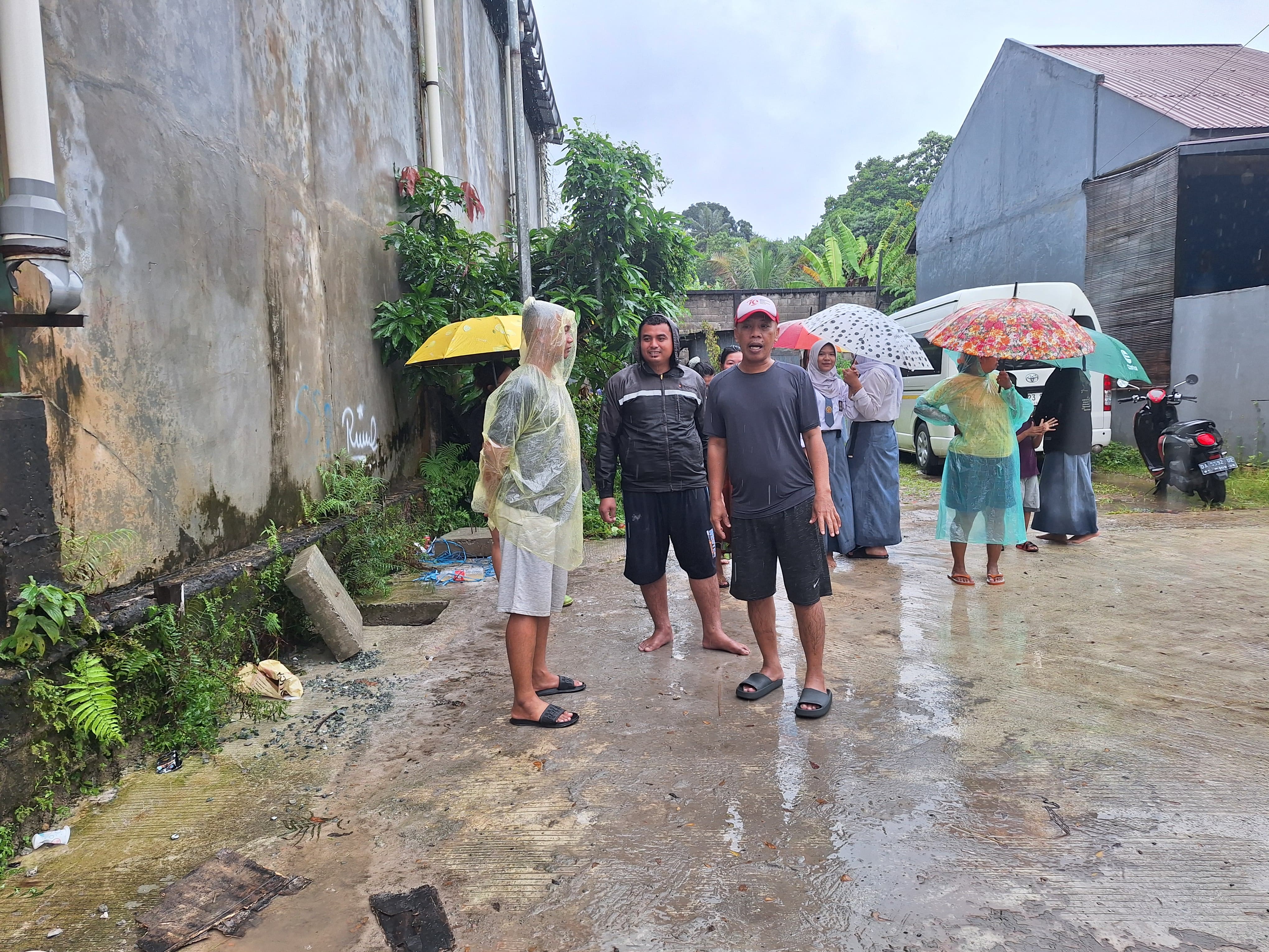 Balita Hanyut di Parit Saat Kejar Sandal yang Terbawa Arus
