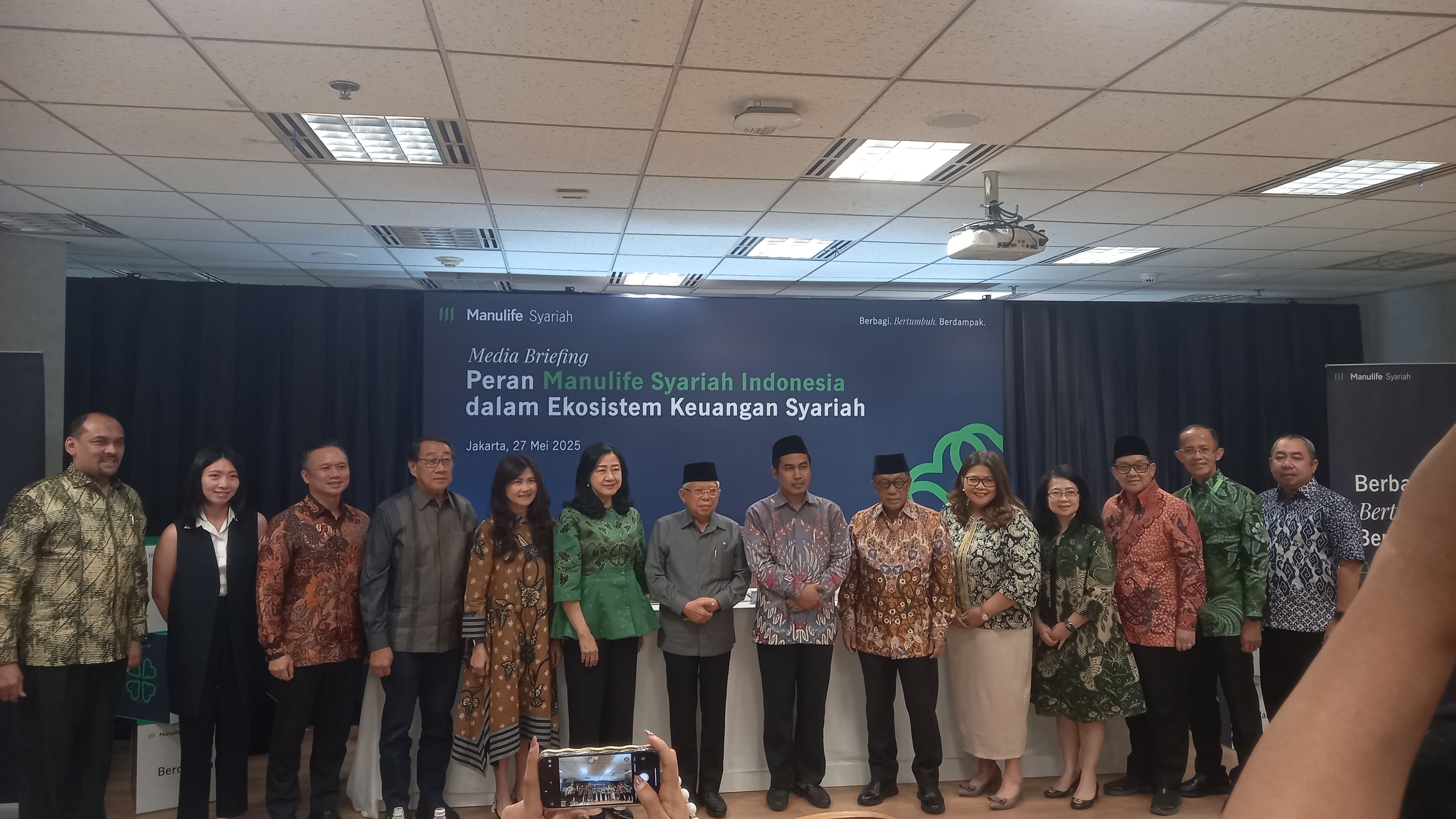 Media briefing PT Asuransi Jiwa Manulife Indonesia Syariah dengan Ketua Dewan Pengawas Syariah Manulife Indonesia Syariah K.H. Ma'ruf Amin di Jakarta, Selasa, 27 Mei 2025.