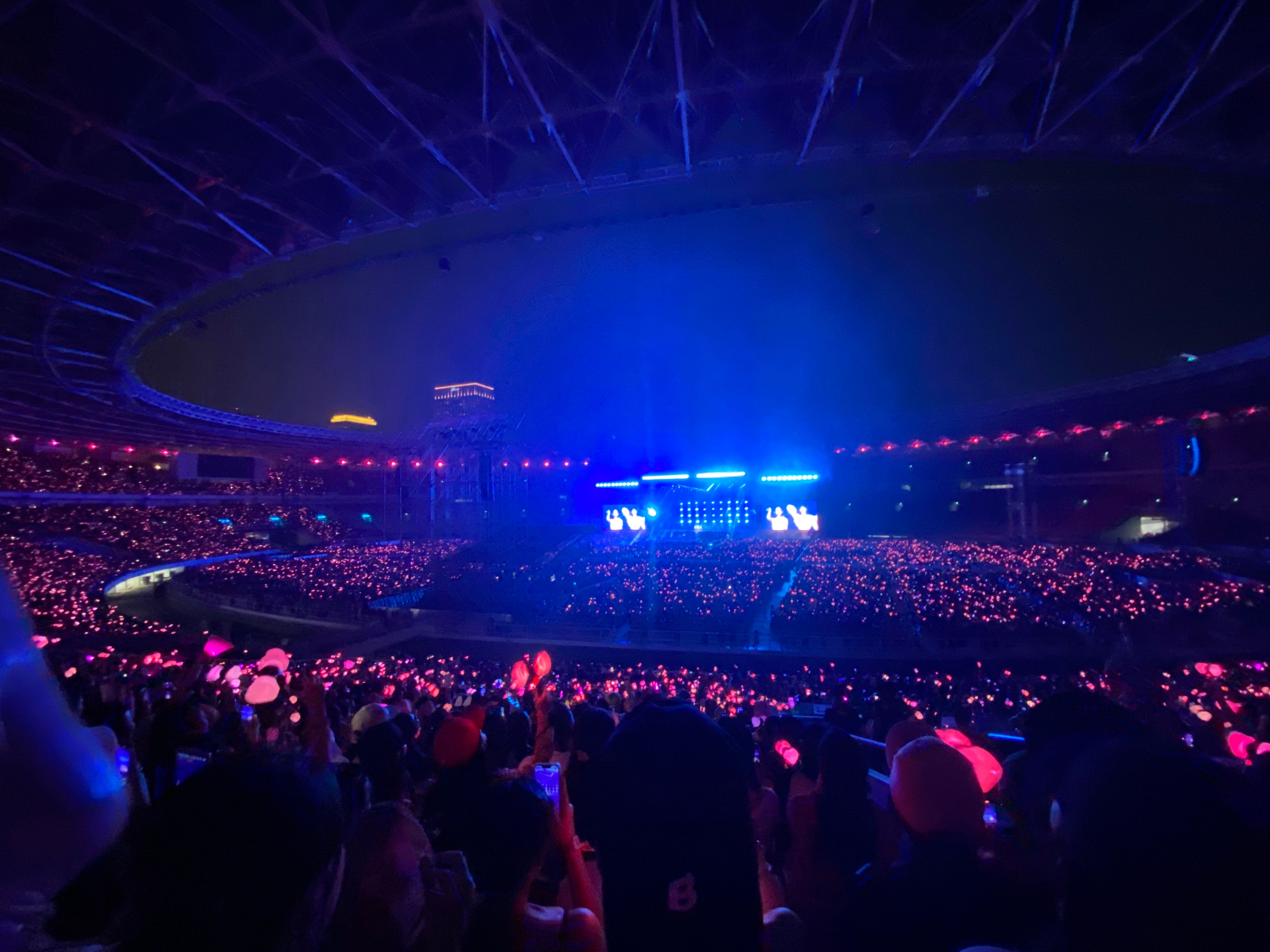 Stadion Utama Gelora Bung Karno berubah jadi lautan pink saat BLINK bersatu mendukung BLACKPINK di konser BORN PINK, Maret 2023.