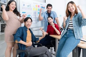 Ilustrasi pekerja Gen Z.