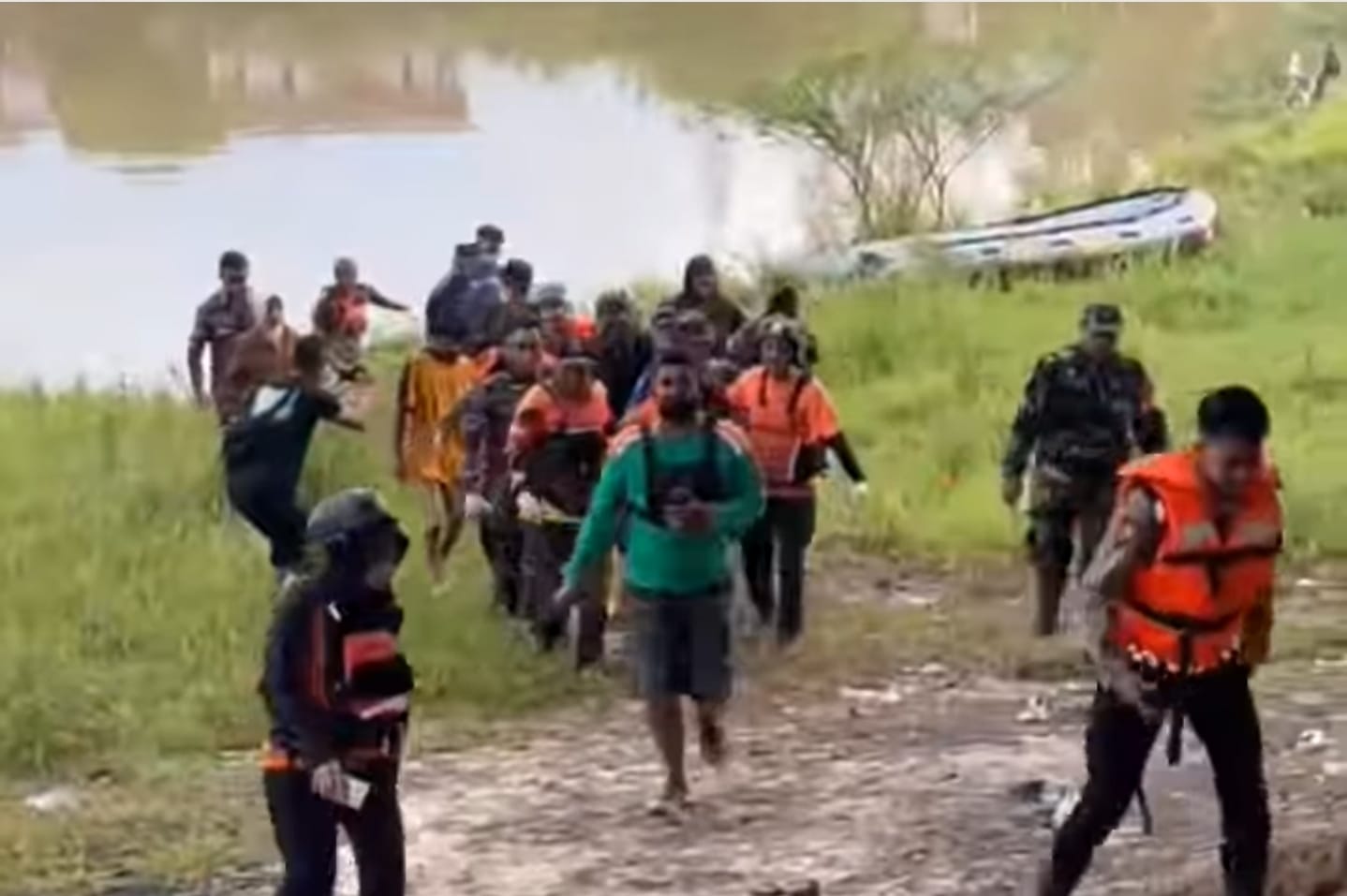 Balita hanyut ditemukan pada hari ini Rabu 28 Mei 2025 setelah terbawa arus pada Selasa 27 Mei 2025 di Perumahan Sosial