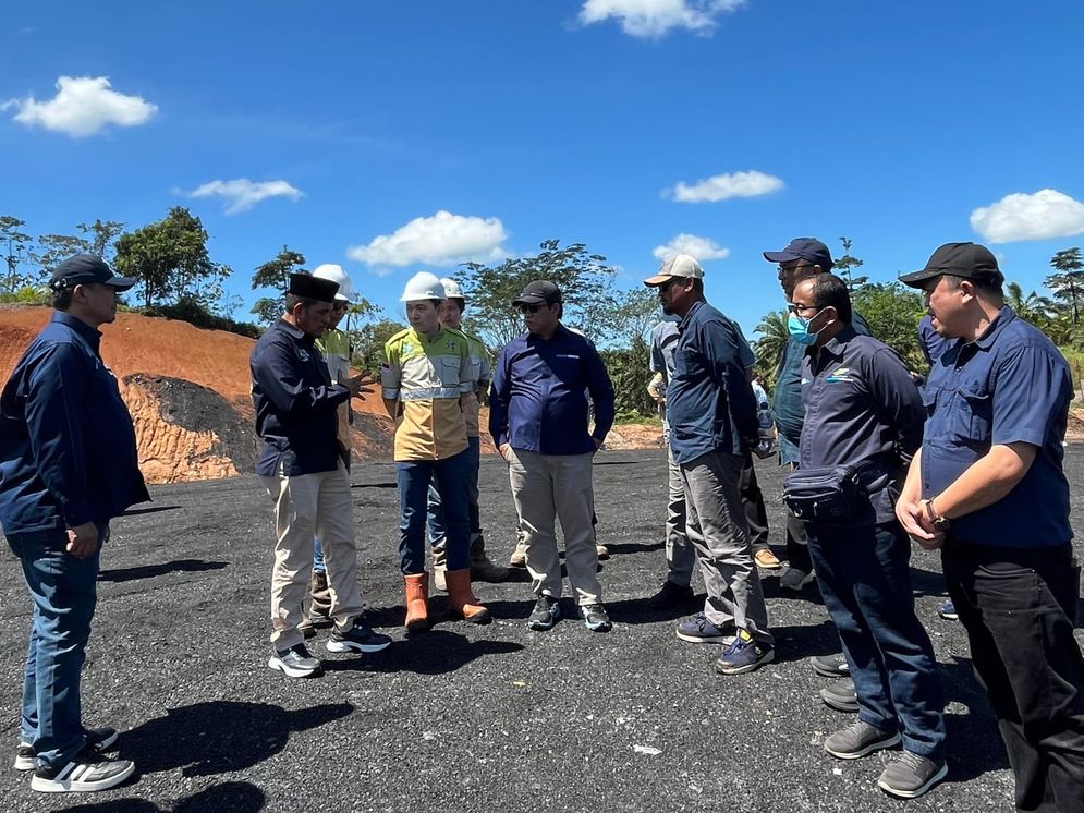 Region Head PTPN I Regional 7 Tuhu Bangun saat meninjau lokasi tambang yang berada di Desa Air Sebayur, Kecamatan Pinang Raya, Bengkulu Utara, Selasa (26/5/2025).