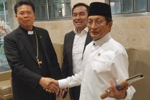 Menteri Agama Nasaruddin Umar, Ephorus HKBP Pendeta Victor Tinambunan dan Effendi MS Simbolon saat bertemu di Masjid Istiqlal