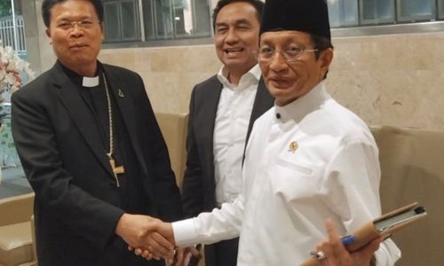 Menteri Agama Nasaruddin Umar, Ephorus HKBP Pendeta Victor Tinambunan dan Effendi MS Simbolon saat bertemu di Masjid Istiqlal
