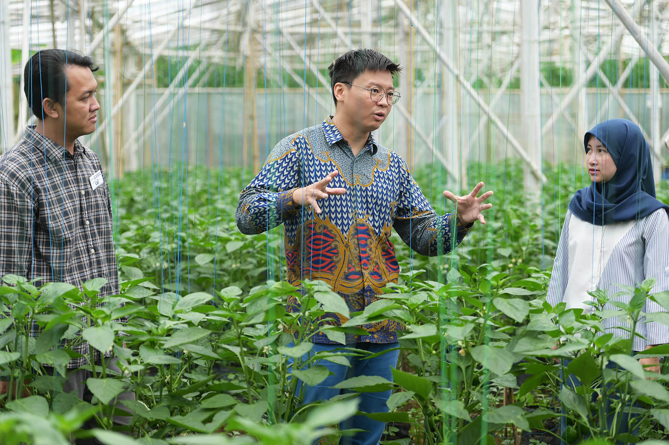 Direktur Indonesia dan Asia Tenggara, British Council Summer Xia saat melakukan observasi dan mendengarkan penjelasan terkait bibit tanaman yang ditunjukkan oleh salah seorang petani lokal. Foto : Panji Asmoro/TrenAsia