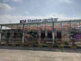 Stasiun Jember yang masuk DAOP 9. Banyak warga di Daop 9 yang menggunakan KA pada libur panjang