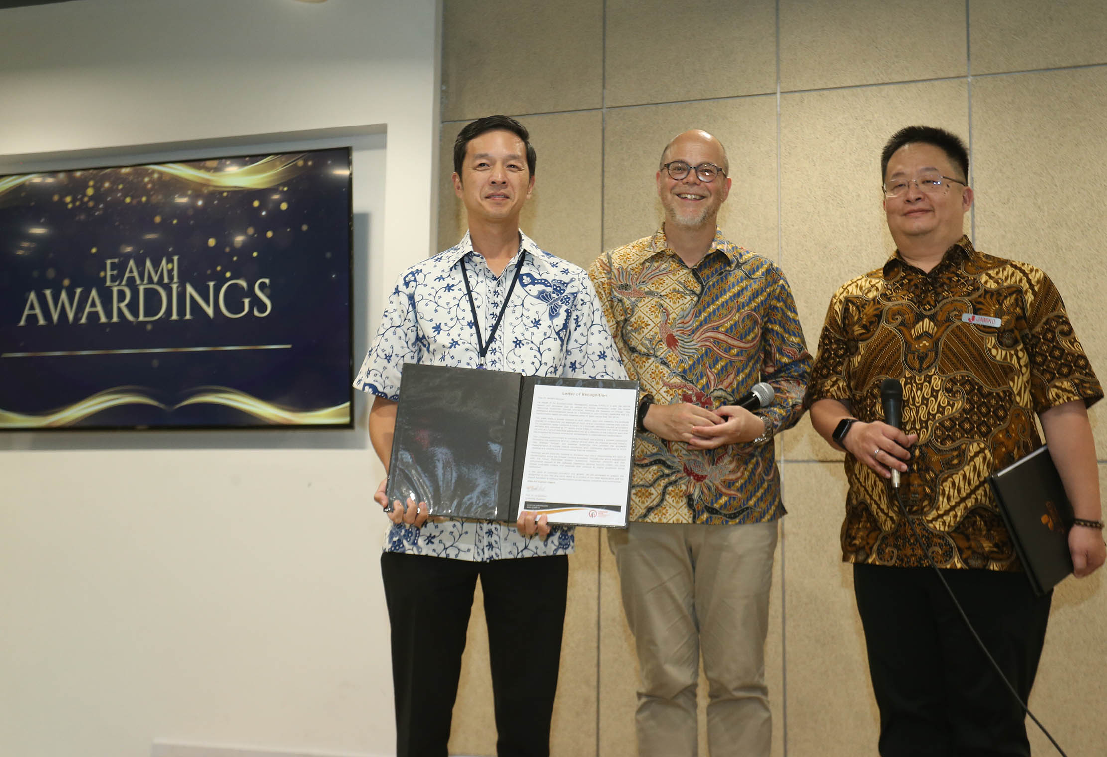 Wakil Presiden Direktur BCA Armand Hartono menerima penghargaan dari European-Asian Management Institute (EAMI) yang diserahkan oleh Direktur EAMI Prof Jol Stoffers Ph.D atas keberhasilan dalam menerapkan kepemimpinan yang visioner, budaya inovasi yang kuat, dan strategi BCA sehingga membawa perseroan menjadi lembaga perbankan pilihan masyarakat. Foto : Panji Asmoro/TrenAsia