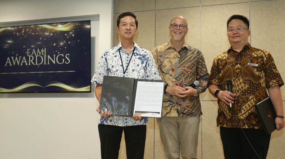 BCA Raih Award - Panji 1.jpg