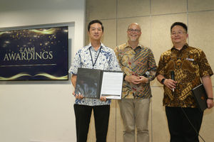 BCA Raih Award - Panji 1.jpg