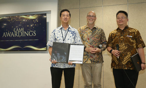 BCA Raih Award - Panji 1.jpg