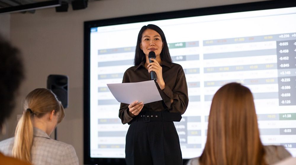 Ilustrasi wanita sedang berbicara di depan umum.