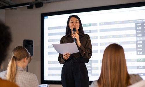 Ilustrasi wanita sedang berbicara di depan umum.