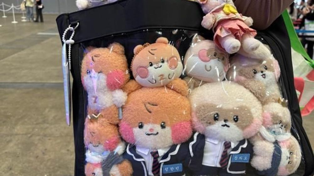 Seorang penggemar yang menghadiri “KCON Japan 2025” memamerkan tas "itabaggu" miliknya yang dihiasi boneka karakter anggota ZEROBASEONE 