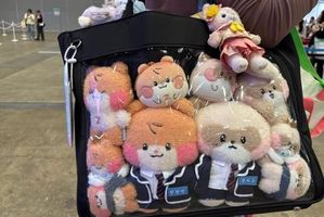 Seorang penggemar yang menghadiri “KCON Japan 2025” memamerkan tas "itabaggu" miliknya yang dihiasi boneka karakter anggota ZEROBASEONE 