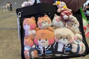Seorang penggemar yang menghadiri “KCON Japan 2025” memamerkan tas "itabaggu" miliknya yang dihiasi boneka karakter anggota ZEROBASEONE 