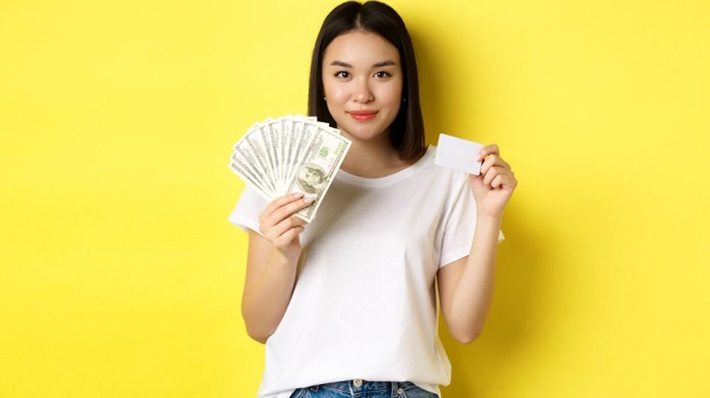 Ilustrasi wanita sedang mengelola keuangan.