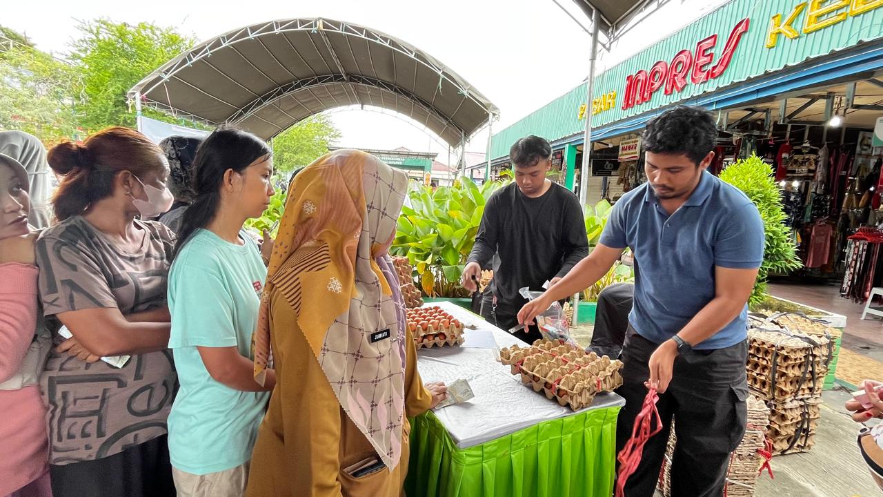 Warga serbu Pasar Murah di Halaman Pasar Kebun Sayur pada Selasa 3 Juni 2025