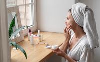 Ilustrasi wanita sedang menggunakan produk kecantikan.