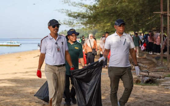 PPU Lawan Plastik, Ribuan Warga Turun Aksi Bersih Sampah