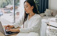 Ilustrasi wanita di rumah sedang mengerjakan sesuatu di laptopnya.