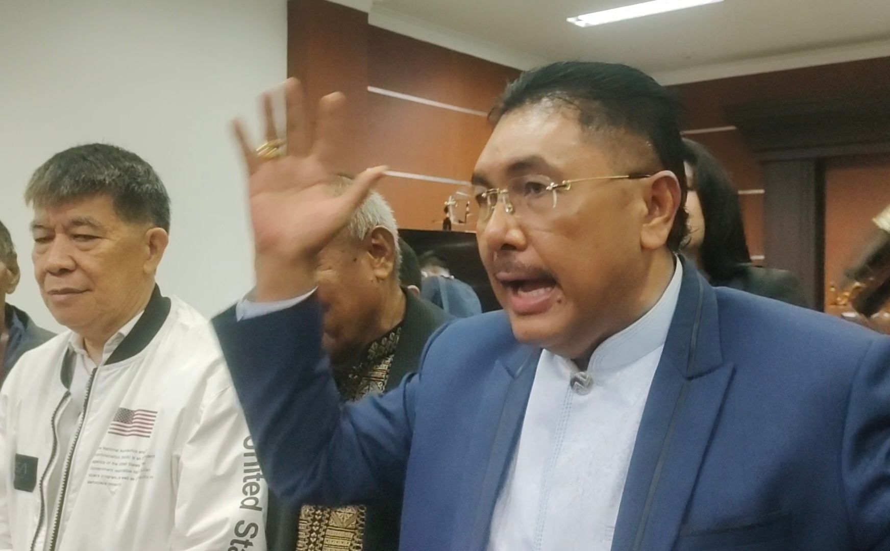 Santrawan Paparang bersama tim kuasa hukum Asiano Gammy Kawatu usai sidang praperadilan di PN Manado. (Foto:Mike)