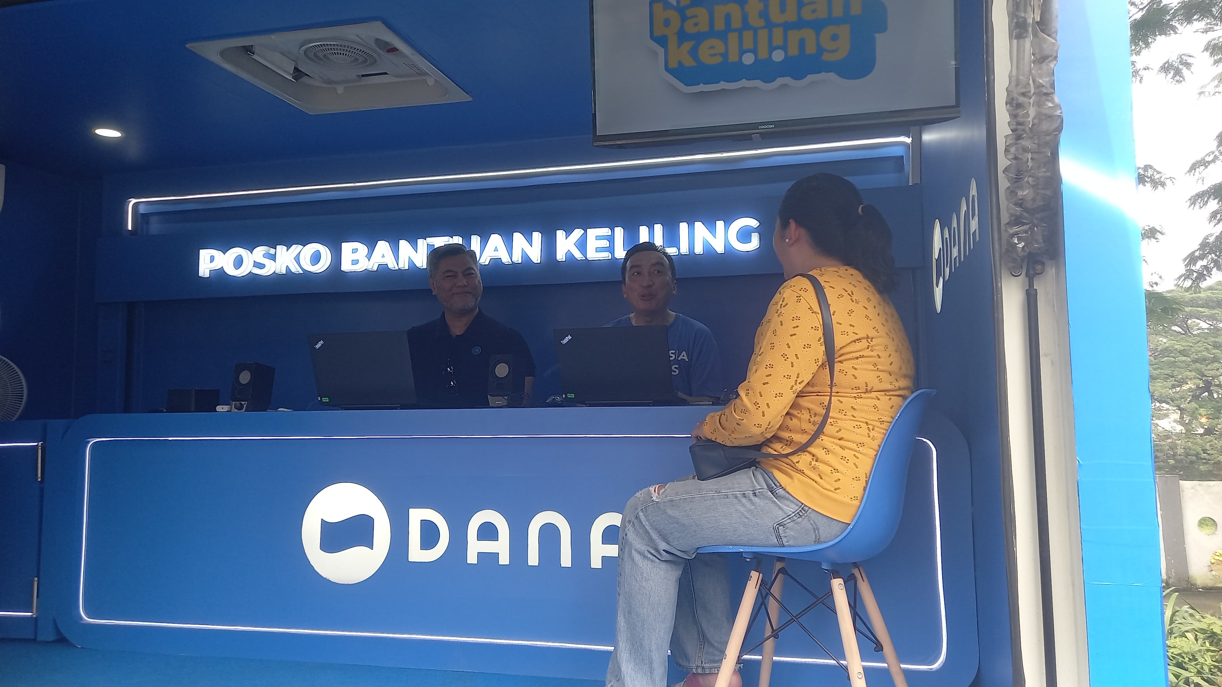 Posko Bantuan Keliling DANA di Taman Banjir Kanal Timur, Jakarta Timur.
