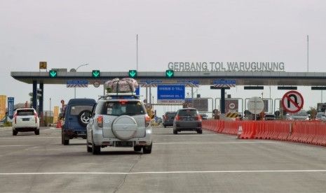 Gerbang Tol Warugunung, Kota Surabaya, yang padat selama libur Idul Adha 2025