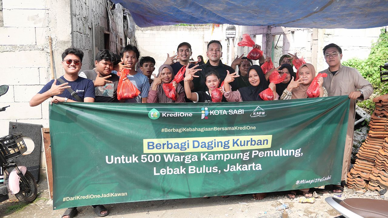 Lewat program Corporate Social Responsibility (CSR) bertajuk #BerbagiKebahagiaanBersamaKrediOne, KrediOne membagikan hewan kurban kepada 500 warga kampung pemulung di kawasan Lebak Bulus, Jakarta Selatan, Jumat, 6 Juni 2025.