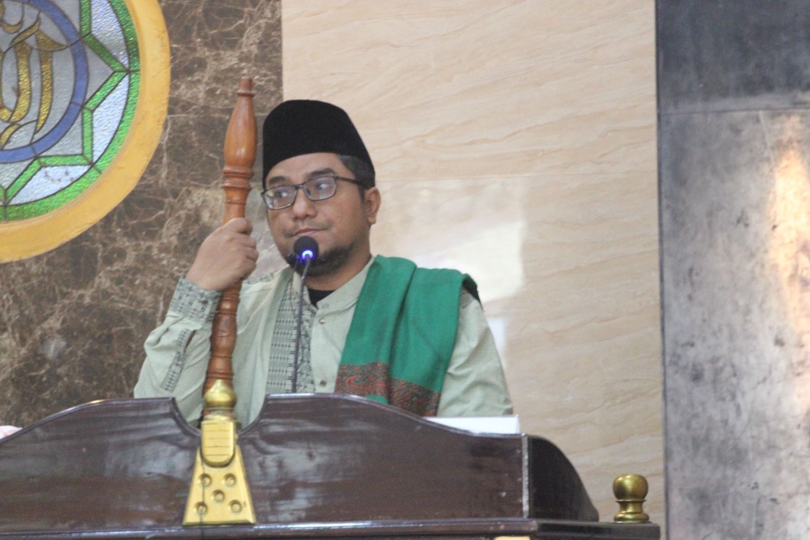 Miftahul Haq. Dalam kutbahnya, Miftahul Haq menekankan agar jamaah belajar banyak dari peristiwa yang dialami Nabi Ibrahim dan putranya, Nabi Ismail