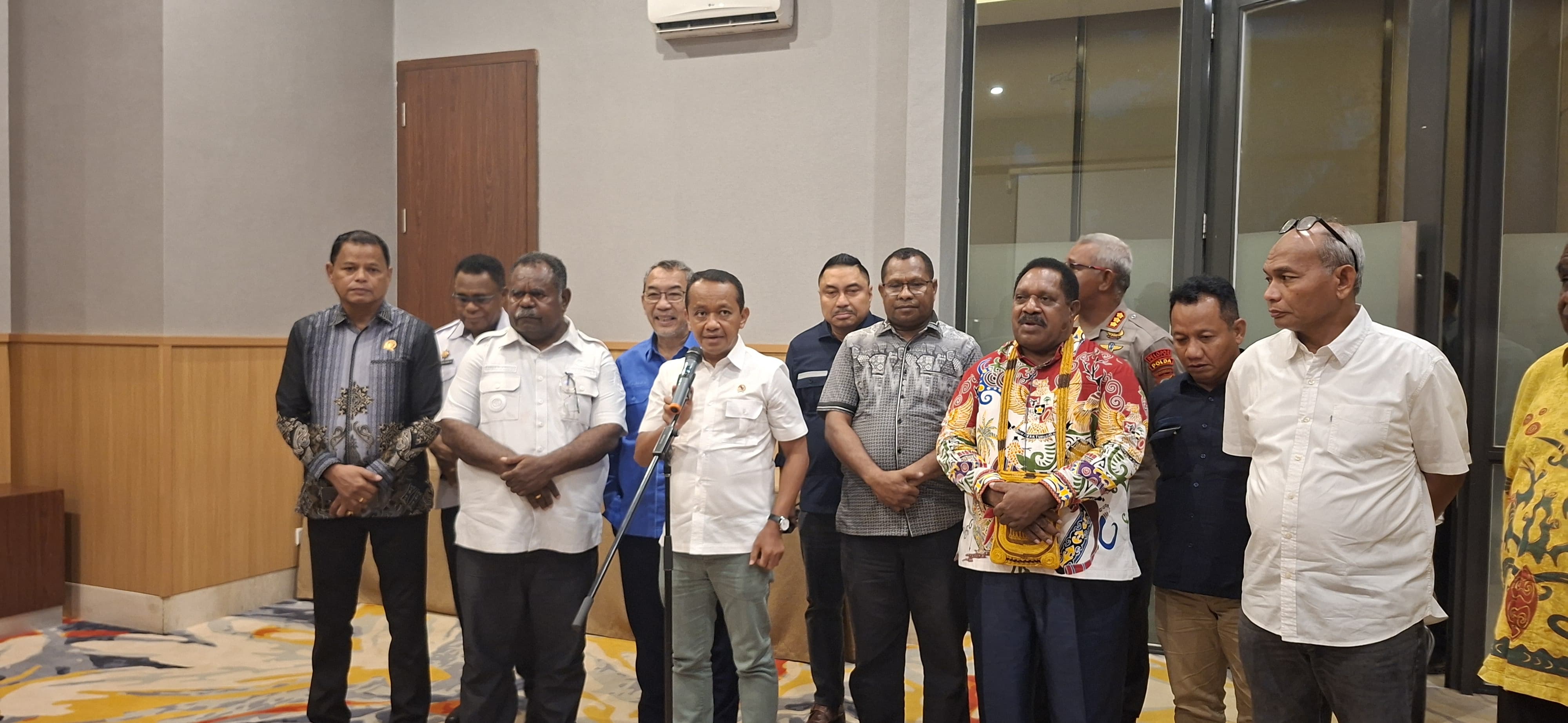Menteri ESDM Bahlil Lahadalia ditemui di Swiss Bell Hotel Sorong, pada Sabtu, 7 Juni 2025.